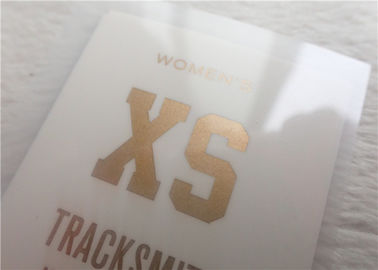 Etiquetas frias planas da roupa da transferência térmica do rasgo com a anti sublimação que imprime o logotipo feito-à-medida dourado