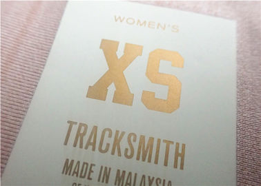 Etiquetas frias planas da roupa da transferência térmica do rasgo com a anti sublimação que imprime o logotipo feito-à-medida dourado