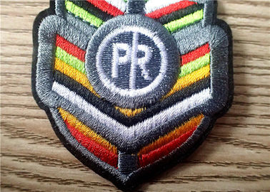 Remendos bordados coloridos duráveis do logotipo do tipo para o vestuário