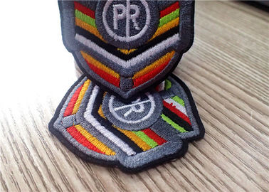 Remendos bordados coloridos duráveis do logotipo do tipo para o vestuário