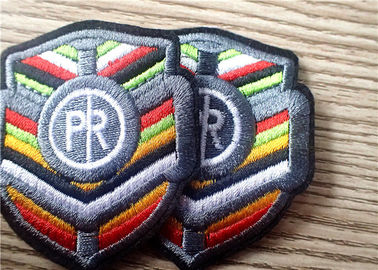 Remendos bordados coloridos duráveis do logotipo do tipo para o vestuário
