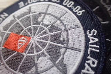 Os remendos feitos sob encomenda da roupa do poliéster preto lavável/esparadrapo bordaram remendos