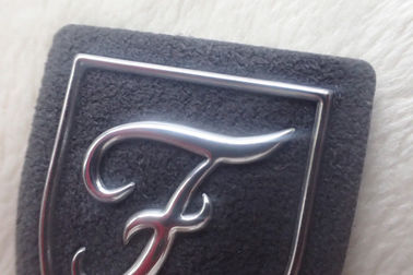 O couro gravado feito sob encomenda de transferência térmica remenda o logotipo 3D na camurça, etiquetas da roupa TPU