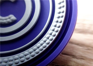 Os remendos circulares do silicone da cor dobro com 3D gravaram o logotipo da marca
