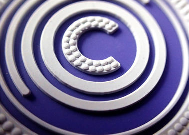 Os remendos circulares do silicone da cor dobro com 3D gravaram o logotipo da marca