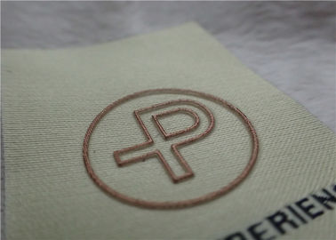 As etiquetas tecidas da roupa do logotipo dobra meados de Shinny GV BV da espessura OEKO do ouro 0.4mm