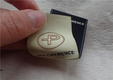 As etiquetas tecidas da roupa do logotipo dobra meados de Shinny GV BV da espessura OEKO do ouro 0.4mm