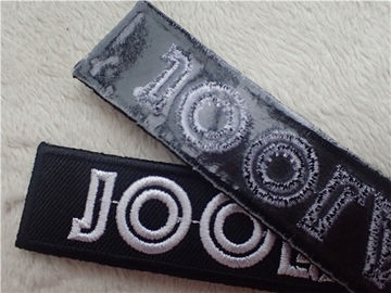 Linha branca remendos bordados costume da sarja preta com esparadrapo quente do derretimento do revestimento protetor à moda