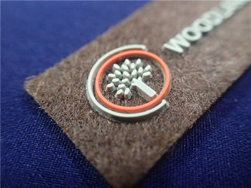 A roupa feita sob encomenda de OEKO remenda o logotipo tecido da forma 3D da cor do dobro da modelação por injeção sobre não -