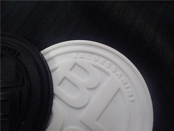 Remendos de borracha feitos sob encomenda do logotipo/crachá redondo do silicone para o vestuário ou os sacos
