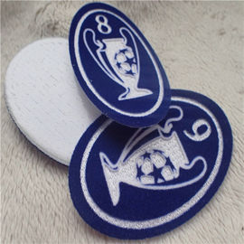 A forma oval personalizou a transferência térmica de congregação monocromática bordada do luxuoso uniforme da bola dos remendos