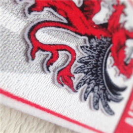 Ferro moderno da roupa na impressão do luxuoso do logotipo do dragão da forma do protetor dos remendos que reune-se para a decoração do vestuário