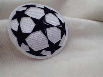 O ferro da forma da bola em remendos decorativos Star em conjunto Tatami que reune a costura do logotipo no vestuário