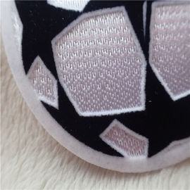 O ferro da forma da bola em remendos decorativos Star em conjunto Tatami que reune a costura do logotipo no vestuário
