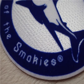 O ferro dobro da forma redonda da cor no costume remenda o logotipo Tatami do tubarão que reune-se com colagem quente do derretimento
