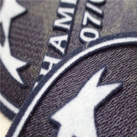 A roupa feita sob encomenda da forma do círculo remenda a transferência térmica macia Tatami que reune-se com logotipo do campeão