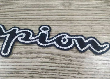 O costume ferro-ou costurar-na toalha das letras remenda remendos do chenille do bordado