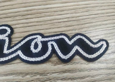 O costume ferro-ou costurar-na toalha das letras remenda remendos do chenille do bordado