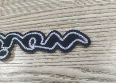 O costume ferro-ou costurar-na toalha das letras remenda remendos do chenille do bordado