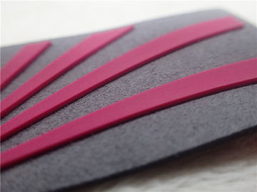Remendos 3D de borracha vermelhos para o vestuário Microfiber cinzento macio com logotipo do silicone da injeção