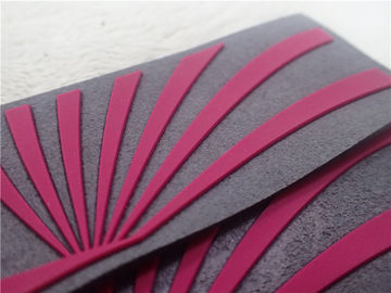 Remendos 3D de borracha vermelhos para o vestuário Microfiber cinzento macio com logotipo do silicone da injeção