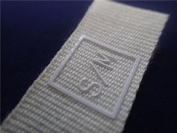 Etiquetas impressas branco da tela com logotipo do silicone para remendos da roupa dos esportes