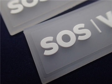 Os remendos de borracha feitos sob encomenda laváveis do logotipo, costuram - no crachá do silicone para o chapéu