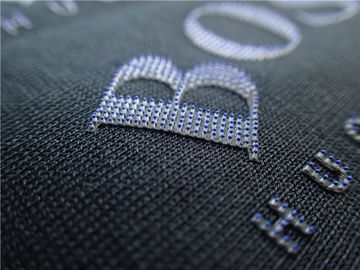 As etiquetas duráveis do vestuário da transferência térmica escovam o logotipo colorido dos pontos 3D