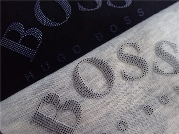 As etiquetas duráveis do vestuário da transferência térmica escovam o logotipo colorido dos pontos 3D