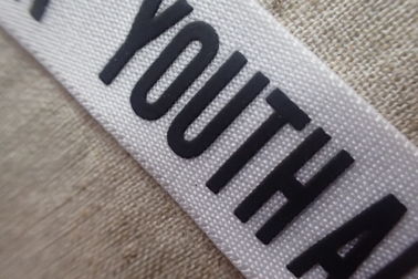 Etiqueta da impressão da tela do silicone da fita/logotipo 3D branco das etiquetas tela de seda