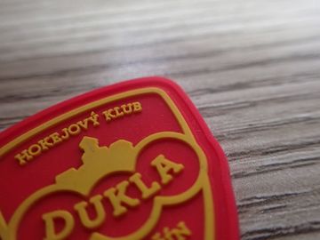 Os remendos de borracha laváveis feitos a mão do logotipo costuram - no estilo não - o tóxico