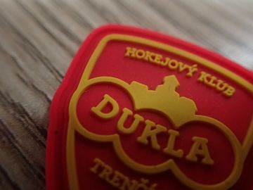 Os remendos de borracha laváveis feitos a mão do logotipo costuram - no estilo não - o tóxico