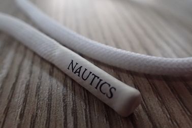 Cabo não elástico feito sob encomenda do poliéster do logotipo com términos do silicone de Matt para o Hoodie, roupa