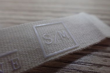 Costume profissional etiquetas tecidas com logotipo do silicone para o vestuário/chapéu