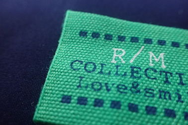 Etiquetas tecidas costume da impressão da tela do retângulo para a roupa, chapéus