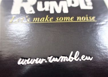 Gravado imprimindo as etiquetas de papel do cair do vestuário do logotipo com a pele da corda - amigável