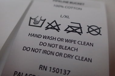 Etiquetas de cuidado de nylon da impressão feita sob encomenda lisa da tela do corte para sacos, toalhas