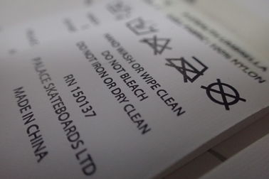 Etiquetas de cuidado de nylon da impressão feita sob encomenda lisa da tela do corte para sacos, toalhas