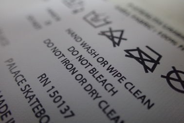 Etiquetas de cuidado de nylon da impressão feita sob encomenda lisa da tela do corte para sacos, toalhas