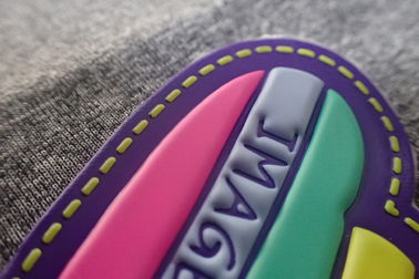 O profissional gravou a cor feita sob encomenda de Pantone dos remendos da borracha remendo/3D de Tpu