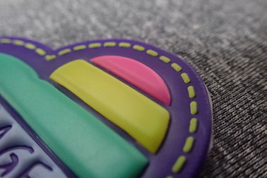 O profissional gravou a cor feita sob encomenda de Pantone dos remendos da borracha remendo/3D de Tpu