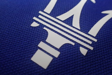 A transferência térmica feita sob encomenda da tinta do logotipo remenda etiquetas para o polo, roupa da tela dos esportes