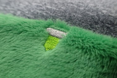 O costume verde do retângulo bordou remendos na tela de veludo para a bagagem