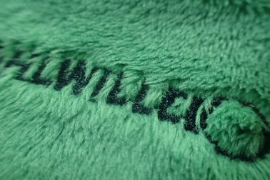 O costume verde do retângulo bordou remendos na tela de veludo para a bagagem