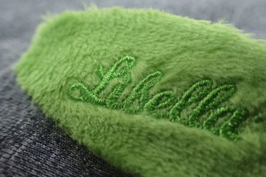 Ferro verde do OEM da tela de veludo em remendos bordados
