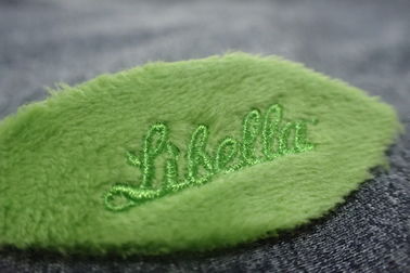 Ferro verde do OEM da tela de veludo em remendos bordados