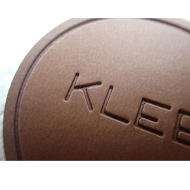 Etiqueta de couro do remendo feito sob encomenda do plutônio de LOGO Soft Debossed Foldable para calças de brim das bolsas da roupa