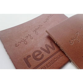 Remendos gravados ODM do couro genuíno do logotipo para a roupa e os chapéus