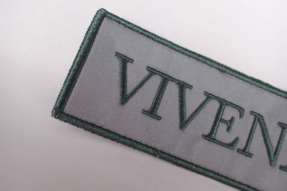 O fabricante Logo Embroidered Badge Applique Flower feito sob encomenda remenda para a roupa