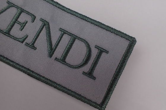 O fabricante Logo Embroidered Badge Applique Flower feito sob encomenda remenda para a roupa